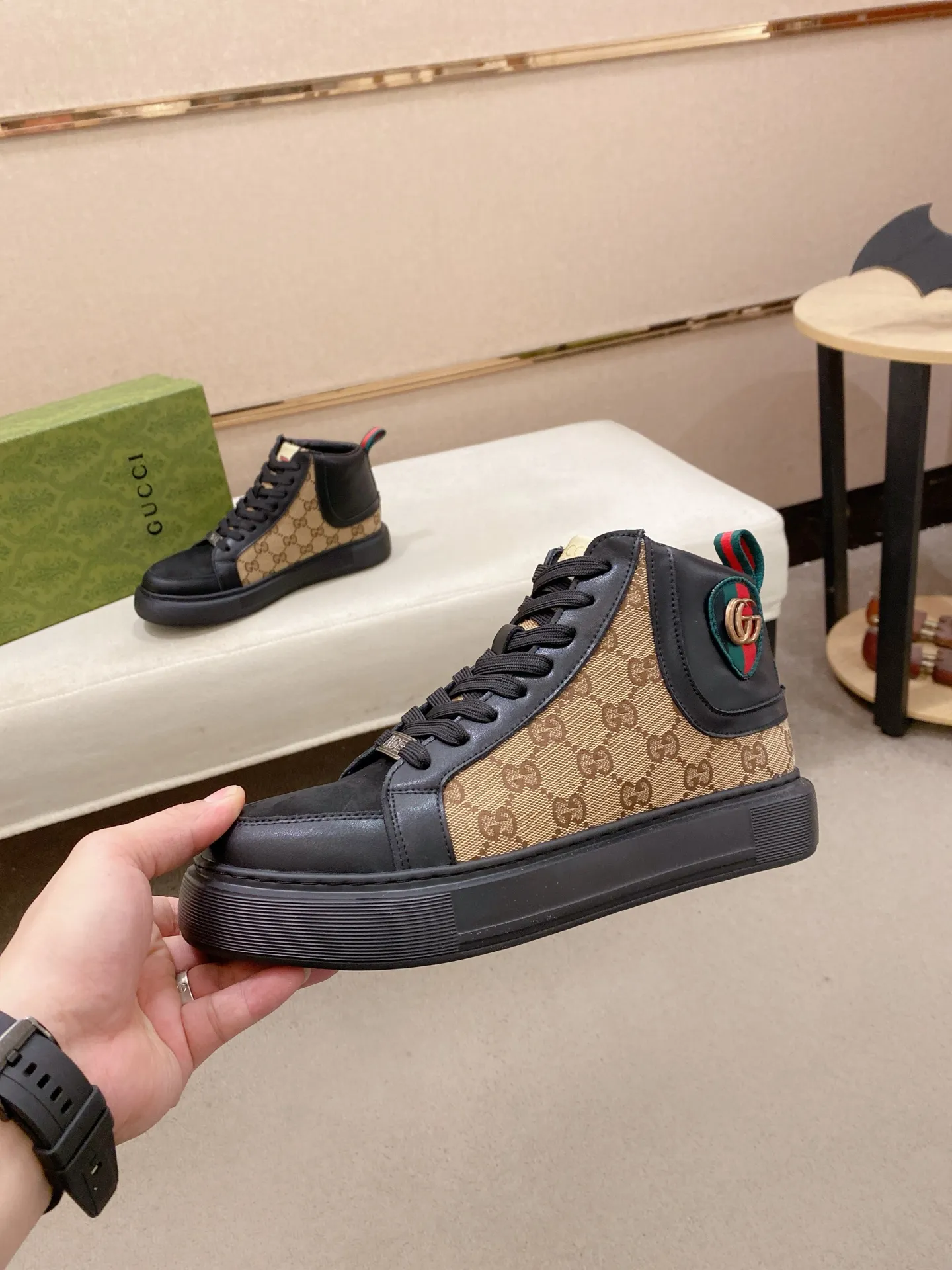 Factory price: 442💰 (GUCCI) The latest model from the official website🎁🎁Casual and fashionable men's shoes👟, hot style💥The style is simple and elegant, exclusive for trendy men. Unique official website's latest brand elements👑original Gucci decoration, fashionable and generous, the fabric is original cowhide ✅sheepskin lining, the official website specifies wear-resistant casual outsole, the classic model is taken in kind at the counter🎬38-44 (can be customized for 45 non-refundable)